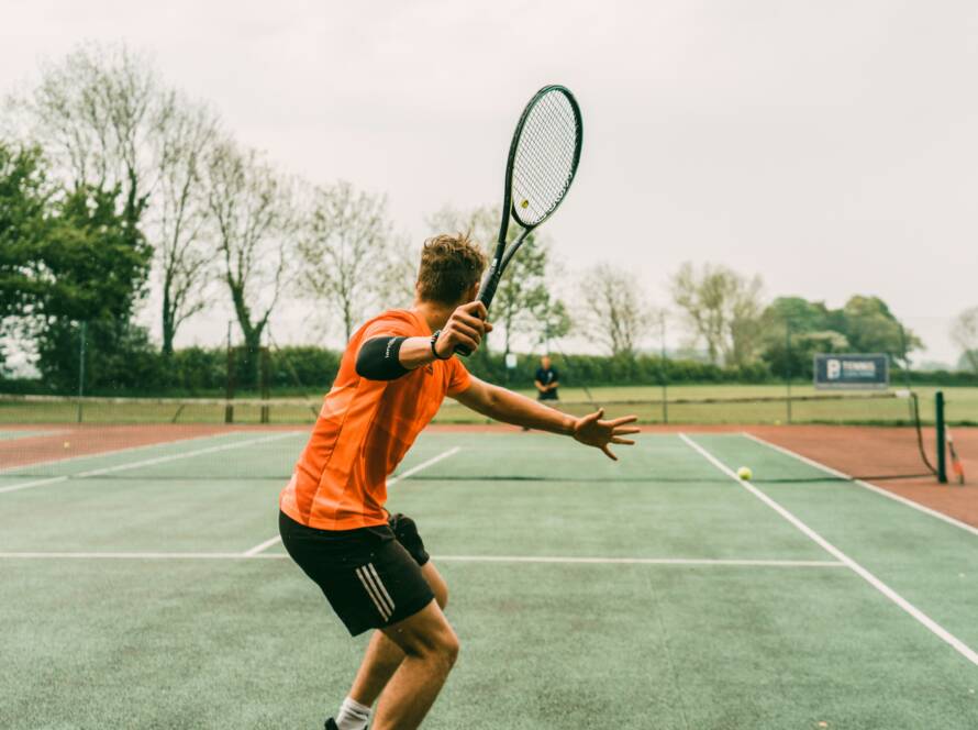Επιλέξτε την προσωπική σας εξέλιξη μέσα από το τένις. Ελάτε στο TennisFitFun, όπου οι λέξεις-κλειδιά είναι Ανάπτυξη, Κοινότητα, Αθλητισμός για Ενήλικες, και Ποιοτική Εκπαίδευση.